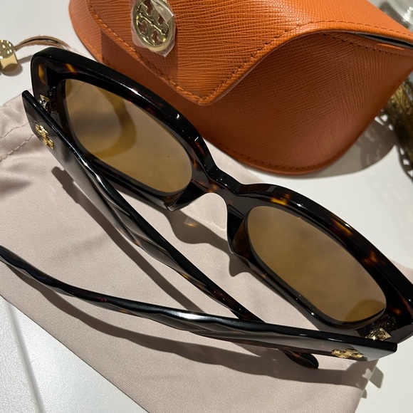 🤎Tory Burch Dark Tortoise Sunglasses🤎 - Picture 3 of 8